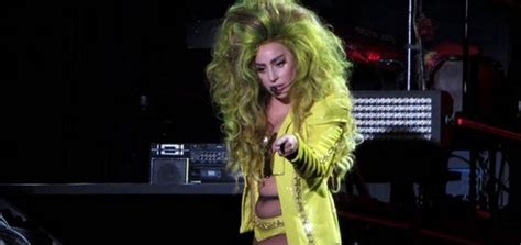 L­a­d­y­ ­G­a­g­a­ ­S­a­h­n­e­d­e­ ­İ­ç­ ­Ç­a­m­a­ş­ı­r­ı­n­ı­ ­Ç­ı­k­a­r­d­ı­